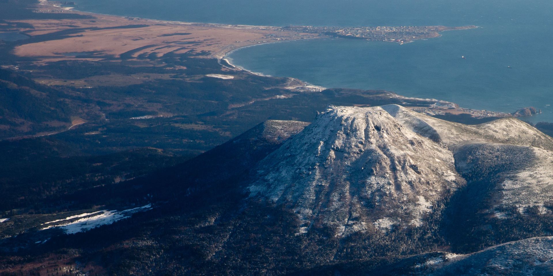 Вид на вулкан Менделеева и поселок Южно-Курильск на острове Кунашир - ИноСМИ, 1920, 03.04.2023