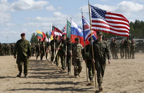 Солдаты из стран НАТО на открытии учений Saber Strike 2015 в Пабраде, Литва