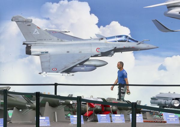 Фотография французского истребителя Dassault Rafale в одном из павильонов Международного авиакосмического салона в Ле Бурже