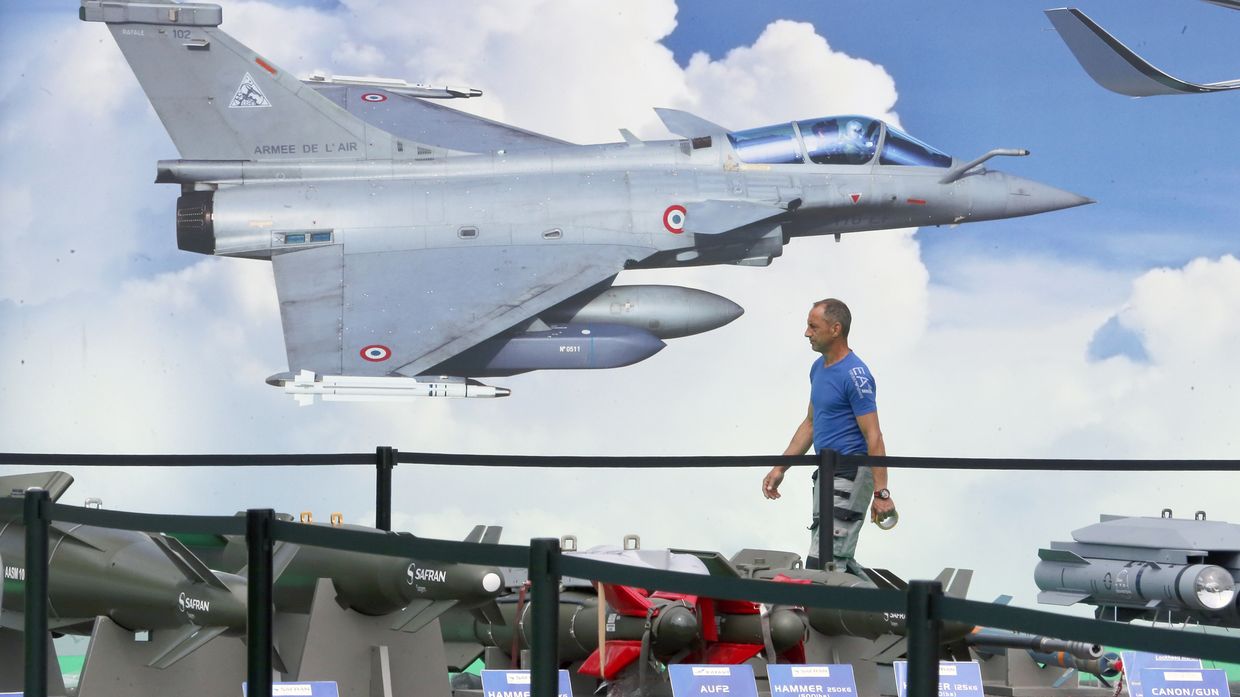 Фотография французского истребителя Dassault Rafale в одном из павильонов Международного авиакосмического салона в Ле Бурже