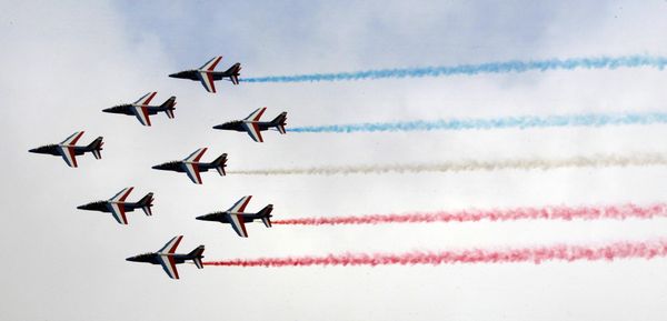 Пилотажная группа The Patrouille de France выступает на открытии 51-го Международного аэрокосмического салона в Ле-Бурже