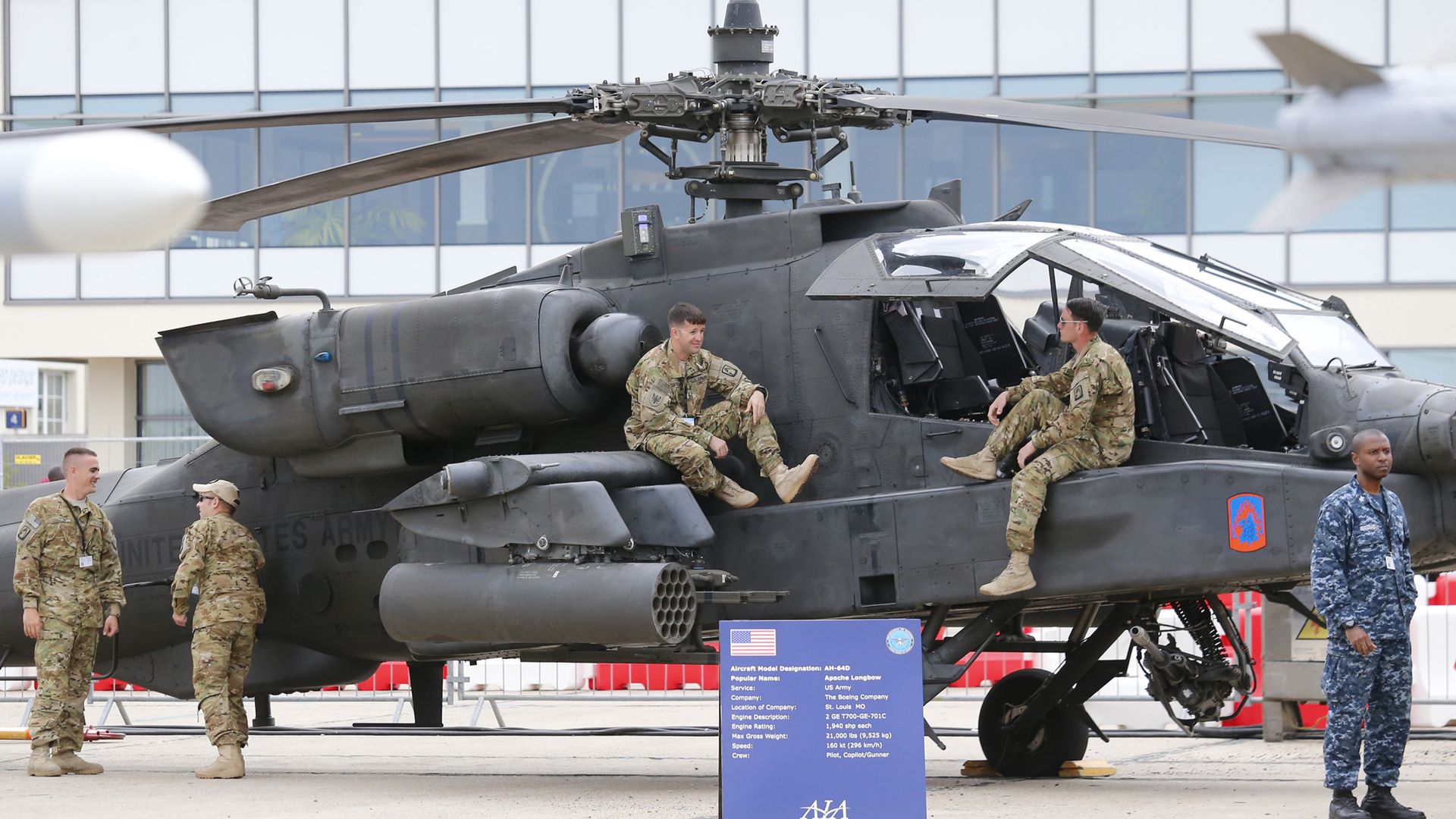 Американские военные у вертолета Boeing AH-64 Apache накануне открытия 51-го Международного аэрокосмического салона в Ле-Бурже - ИноСМИ, 1920, 13.10.2024