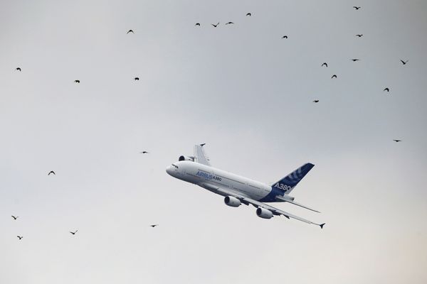 Самолет Airbus A380 на 51-м Международном аэрокосмическом салоне в Ле-Бурже