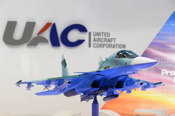 Макет самолета-истребителя СУ-32 на стенде российской компании UAC на 51-м международном парижском авиасалоне Paris Air Show - Le Bourget 2015