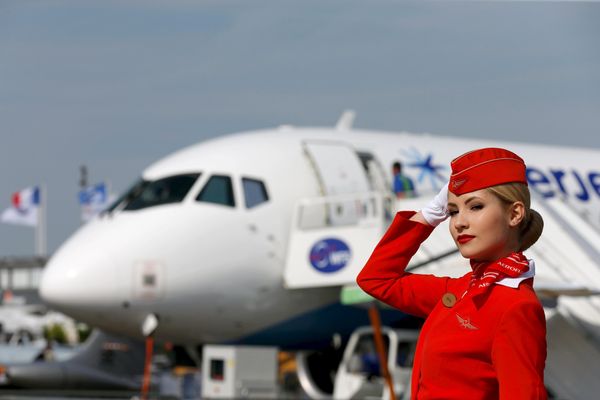 Бортпроводница компании «Аэрофлот» у самолета «Сухой Суперджет 100» на 51-м Международном аэрокосмическом салоне в Ле-Бурже