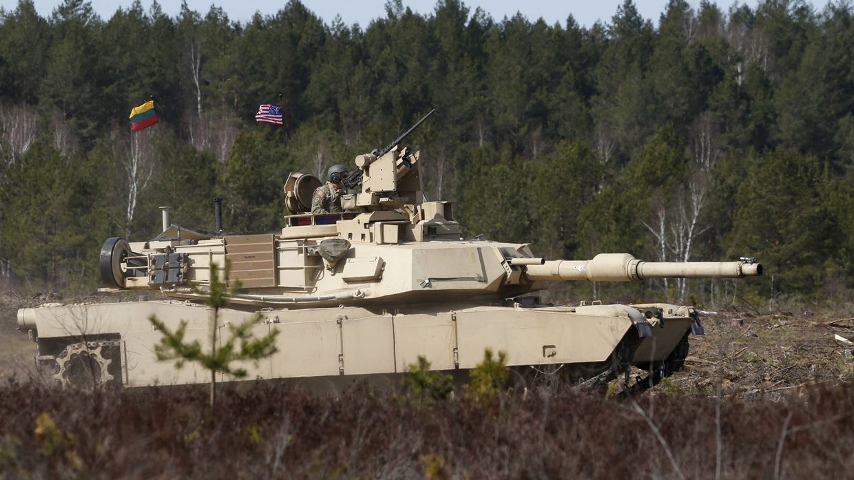 Американские военные на танке M1A2 Abrams во время учений в Пабраде, Литва 