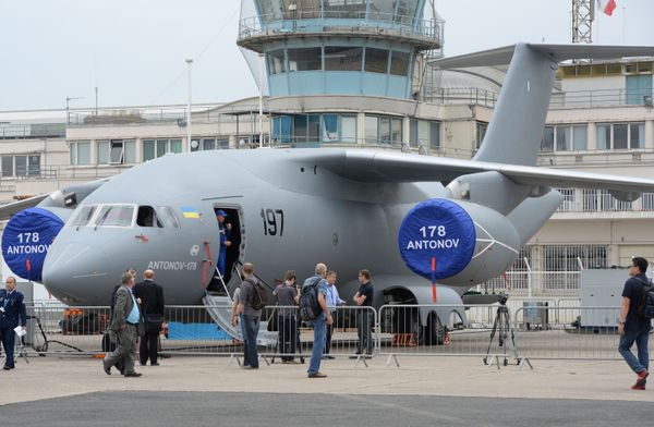 Украинский военно-транспортный самолет Ан-178 на 51-м международном парижском авиасалоне Paris Air Show - Le Bourget 2015 