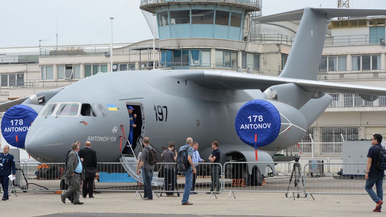 Украинский военно-транспортный самолет Ан-178 на 51-м международном парижском авиасалоне Paris Air Show - Le Bourget 2015 