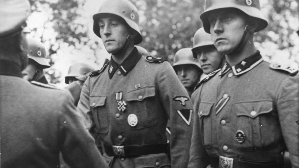 Солдаты Ваффен-СС получают награды, 1940 год