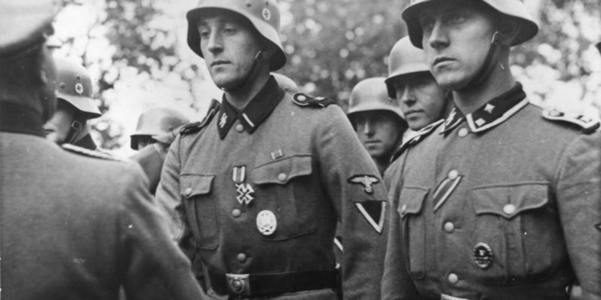 Солдаты Ваффен-СС получают награды, 1940 год