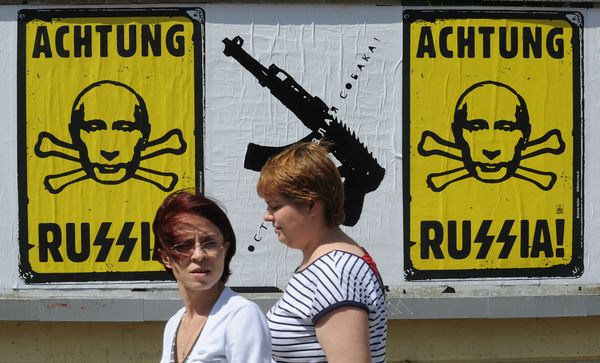 Плакат с изображением Владимира Путина в Варшаве