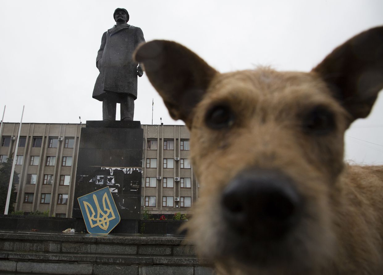 Памятник Ленину с государственным гербом Украины в Славянске, июль 2014 года