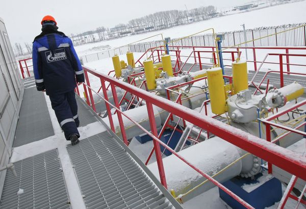 Работник «Газпрома» на газоизмерительной станции