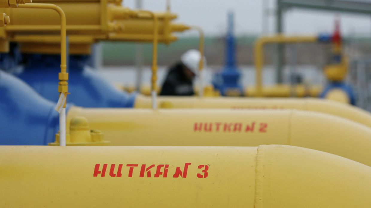 Нитки газопровода на территории введенной в строй после реконструкции газораспределительной станции ОАО Газпром