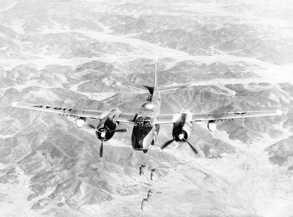 Дуглас A-26 «Инвэйдер» бомбит объекты в Северной Корее