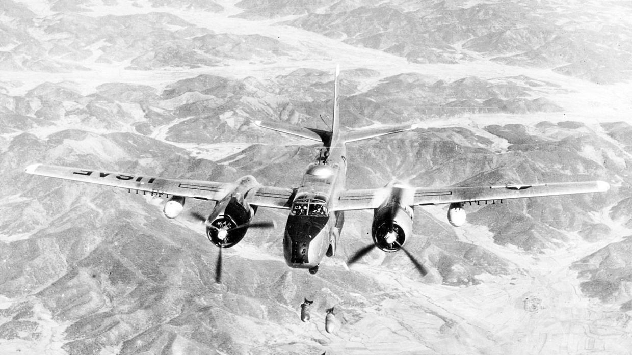 Дуглас A-26 «Инвэйдер» бомбит объекты в Северной Корее