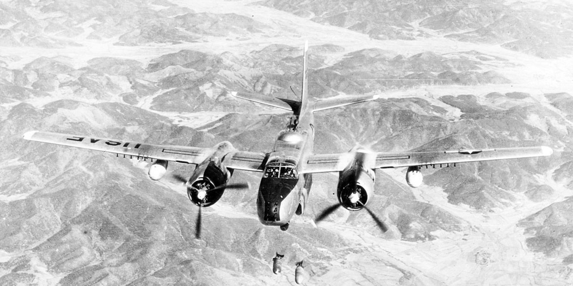 Дуглас A-26 «Инвэйдер» бомбит объекты в Северной Корее - ИноСМИ, 1920, 11.08.2024