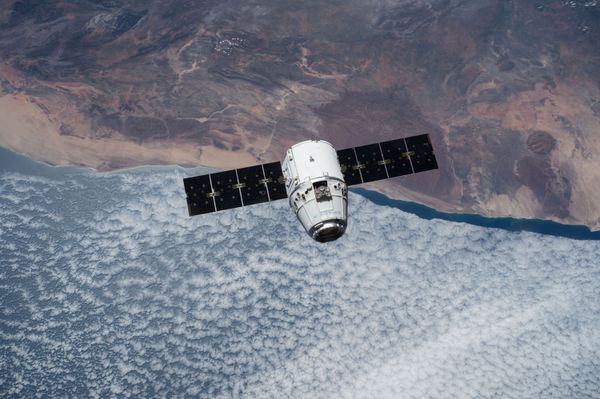 Космиеский грузовик SpaceX Dragon приближается к МКС