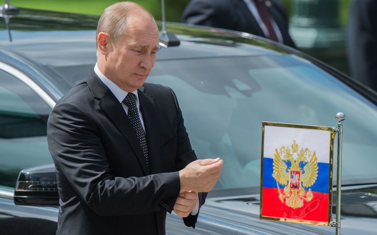 Владимир Путин на церемонии возложения венка к Могиле Неизвестного солдата в Александровском саду