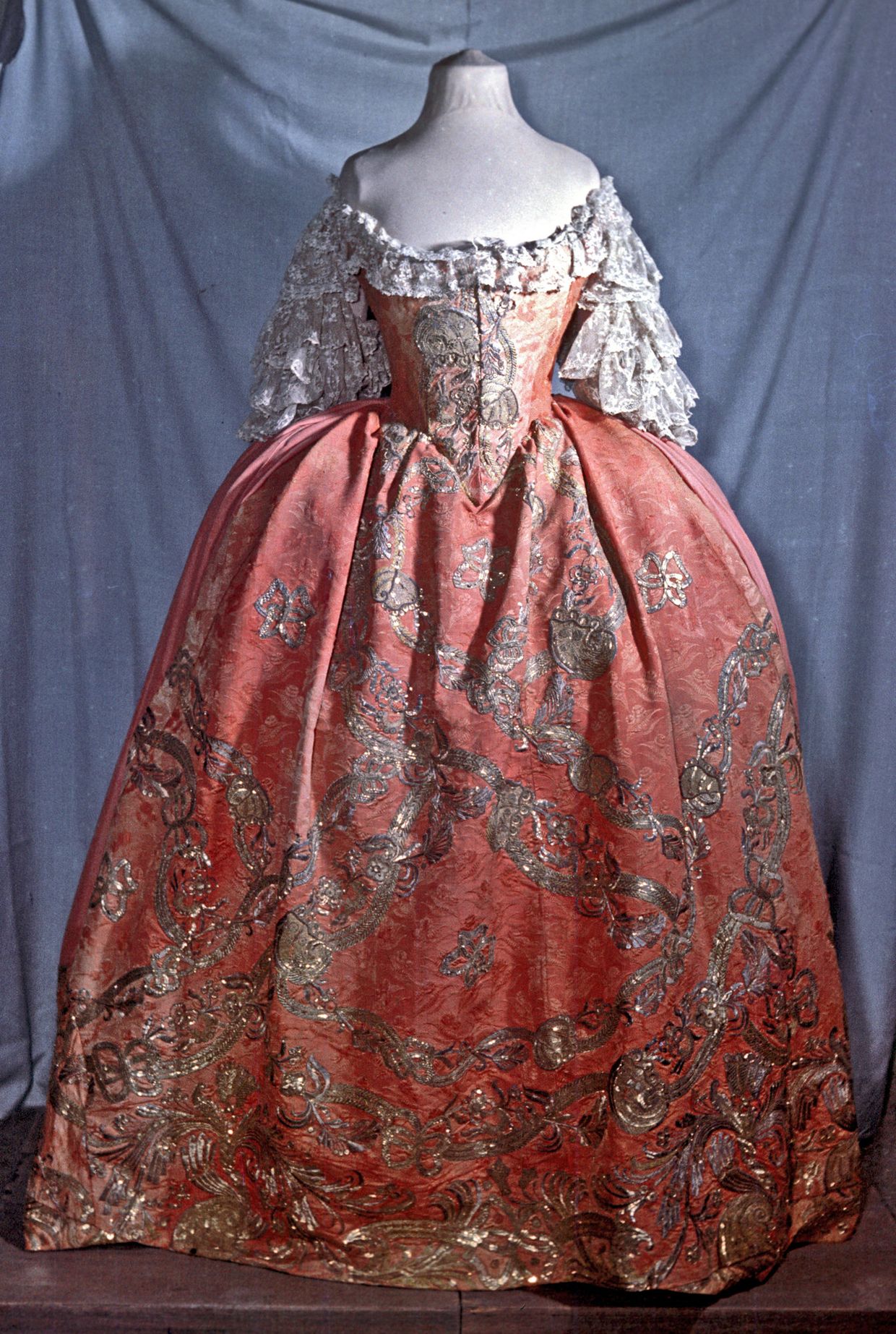 Женское платье середины XVIII века