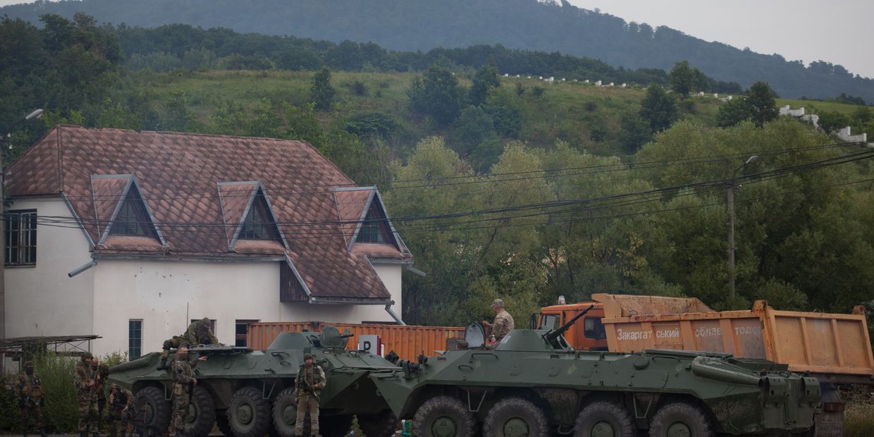 Украинские военные блокируют движение на дороге рядом с Мукачево