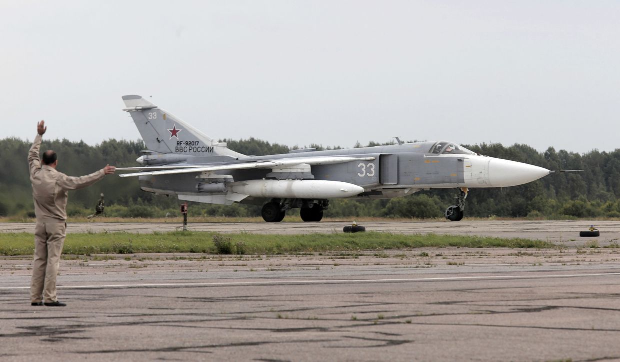 Фронтовой бомбардировщик СУ-24М на военном аэродроме в городе Пушкин