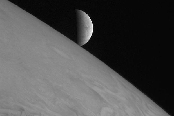 Европа над Юпитером, фотография сделана камерой LORRI космической станции «Новые горизонты»