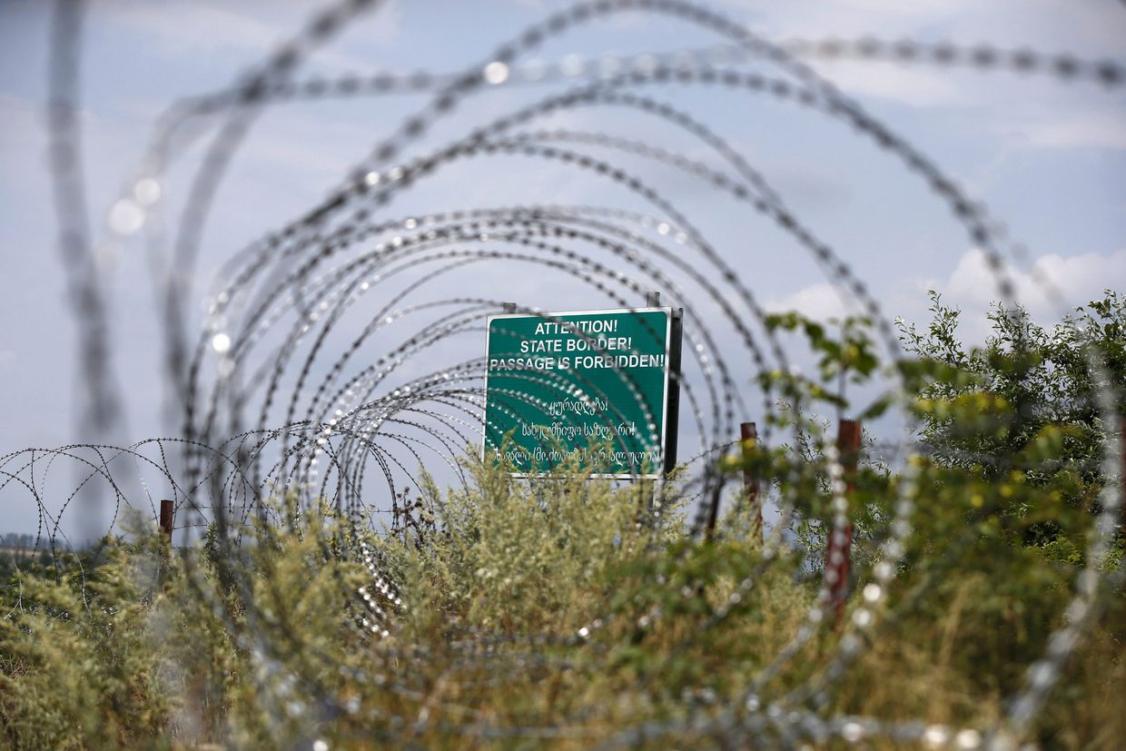 Колючая проволока на границе Грузии и Южной Осетии