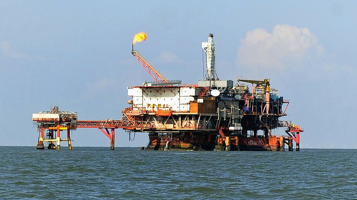 Нефтедобывающая платформа рядом с городом Цзиньчжоу