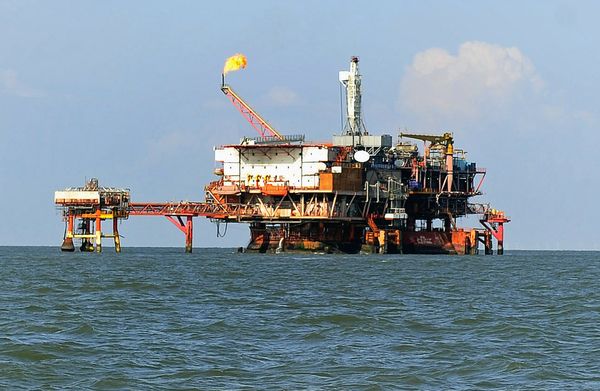 Нефтедобывающая платформа рядом с городом Цзиньчжоу