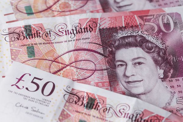 50 фунтов стерлингов с изображением королевы Елизаветы
