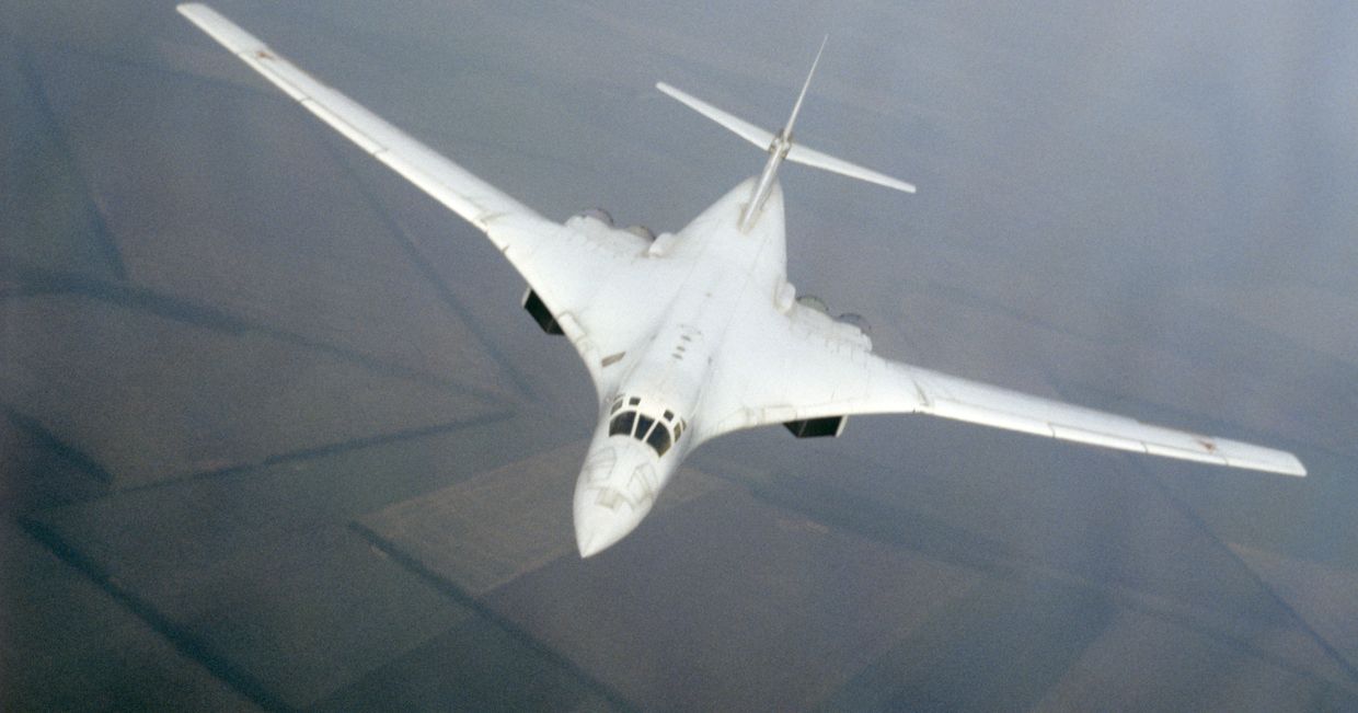 Советский сверхзвуковой стратегический бомбардировщик Ту-160 в воздухе
