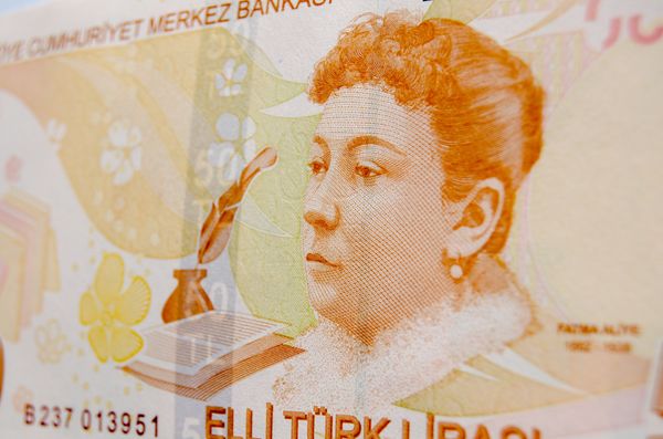 50 турецких лир с изображением писательницы, колумнистки и правозащитницы Фатмы Алийе Топуз