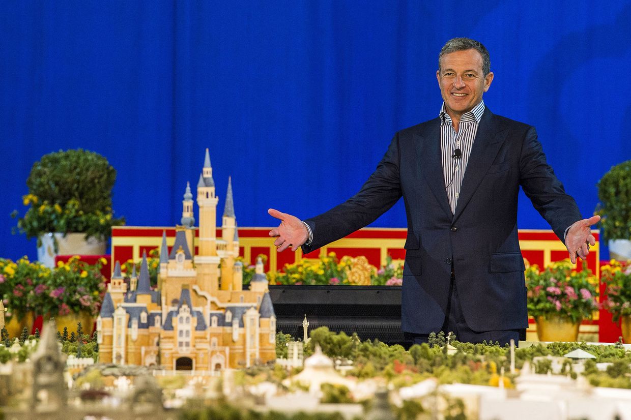 Президент и CEO компании The Walt Disney у макета Шанхайского Диснейлэнда