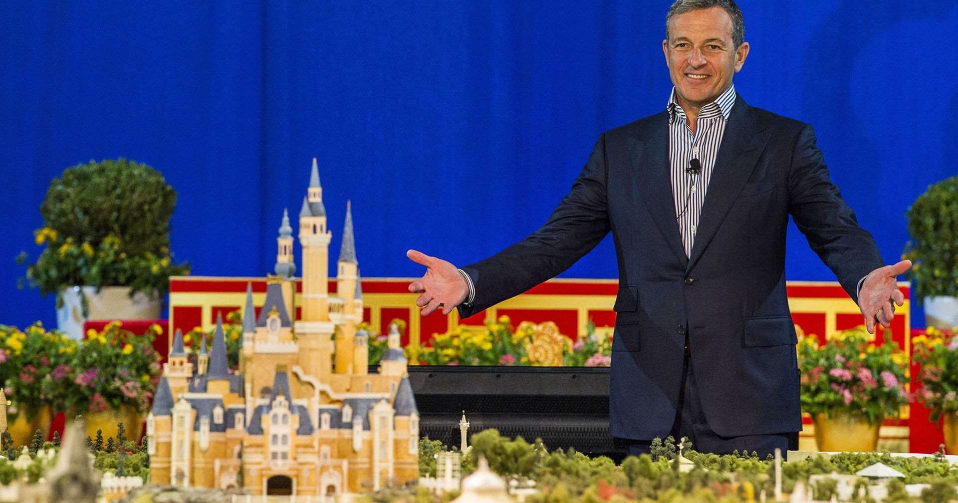 Президент и CEO компании The Walt Disney у макета Шанхайского Диснейлэнда - ИноСМИ, 1920, 30.09.2020