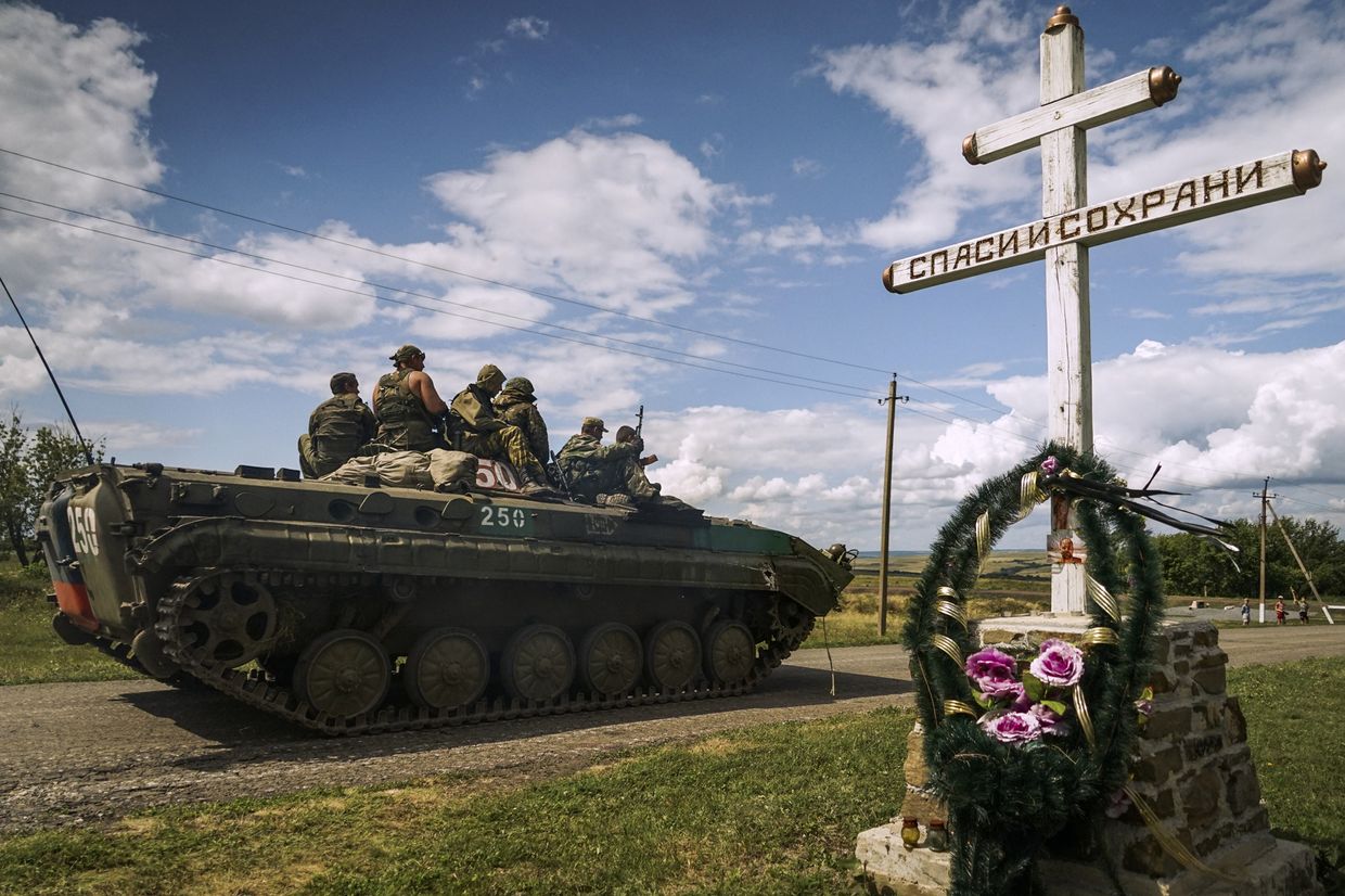 Ополченцы проезжают мимо памятника на месте крушения самолета Малайзийских авиалиний