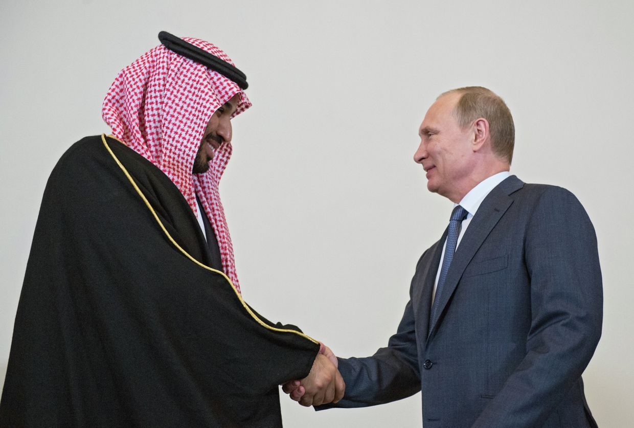 Президент России Владимир Путин (справа) и преемник Наследного принца, министр обороны Саудовской Аравии Мухаммед Бен Сальман