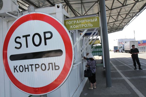 Приезжие проходят пограничный контроль на пункте пропуска Армянск российско-украинской границы