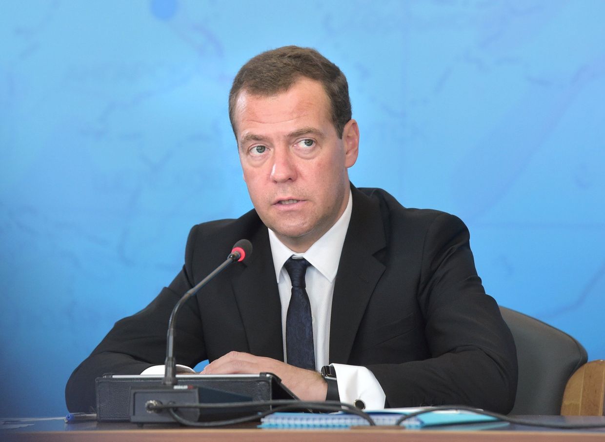 Рабочая поездка премьер-министра РФ Д.Медведева в Иркутскую областьПредседатель правительства России Дмитрий Медведев проводит совещание О создании территорий опережающего социально-экономического развития на территориях монопрофильных муниципальных образований РФ (моногородов) в ДК Химик в городе Усолье-Сибирское