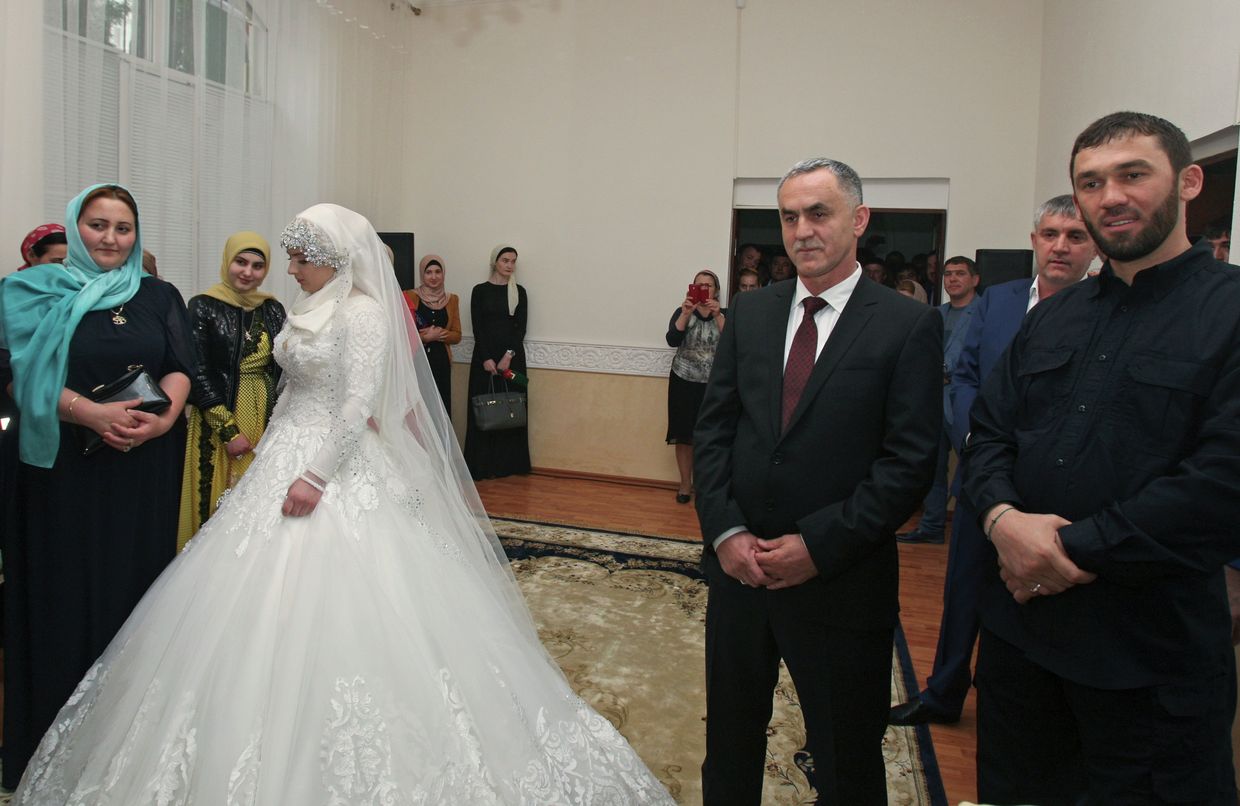 Начальник РОВД Ножай-Юртовского района Нажуд Гучигов и глава администрации президента Чечни Магомед Даудов на свадьбе Гучигова с Луизой Гойлабиевой