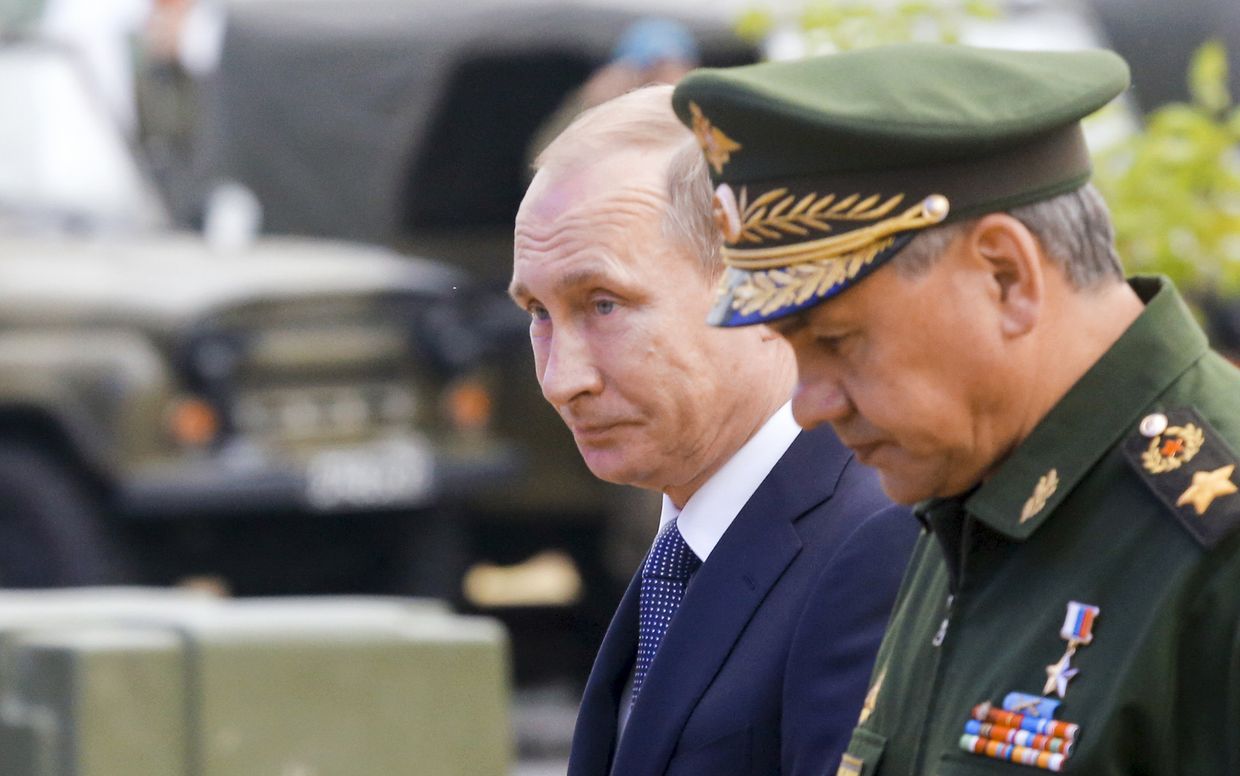 Владимир Путин и Сергей Шойгу на форуме «Армия-2015»