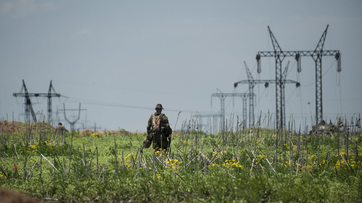 Украинский военный в районе Марьинки в Донецкой области