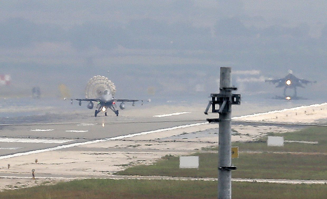 Турецкий самолет садится на базе ВВС Инджирлик 