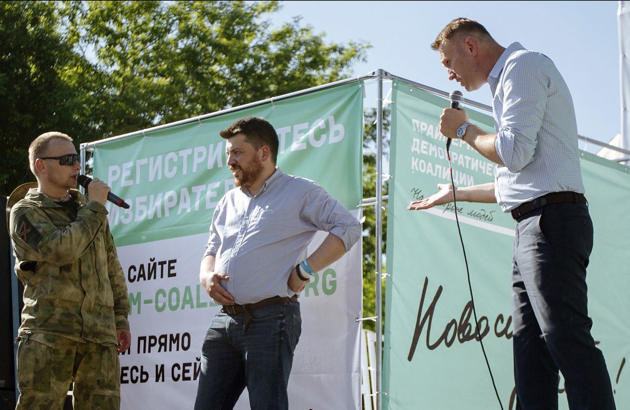 Алексей Навальный, Леонид Волков и представитель Национально-освободительного движения на митинге в Новосибирске