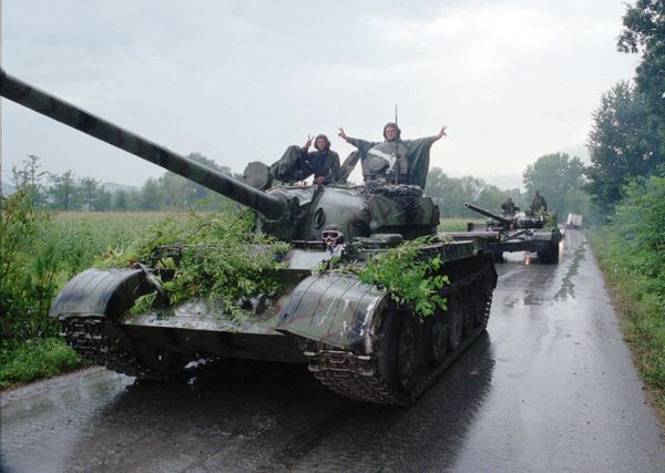 Танки хорватской армии возвращаются в Загреб после операции «Буря»