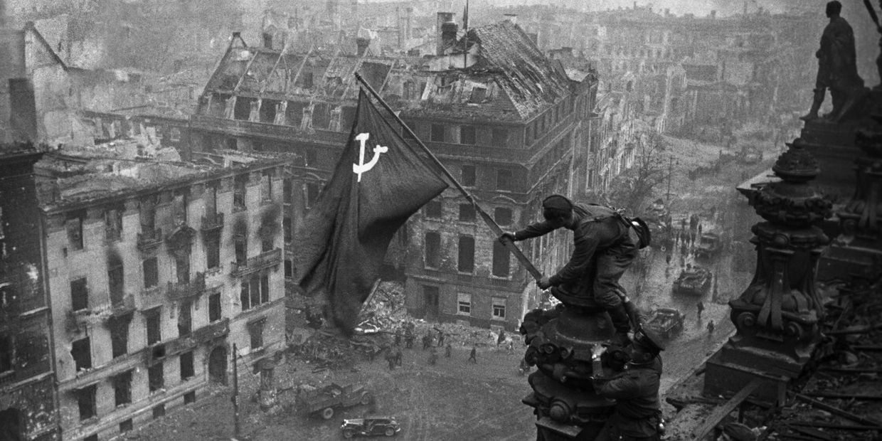 Знамя Победы на здании Рейхстага в Берлине, 1 мая 1945 года Знамя Победы на здании Рейхстага в Берлине, 1 мая 1945 года