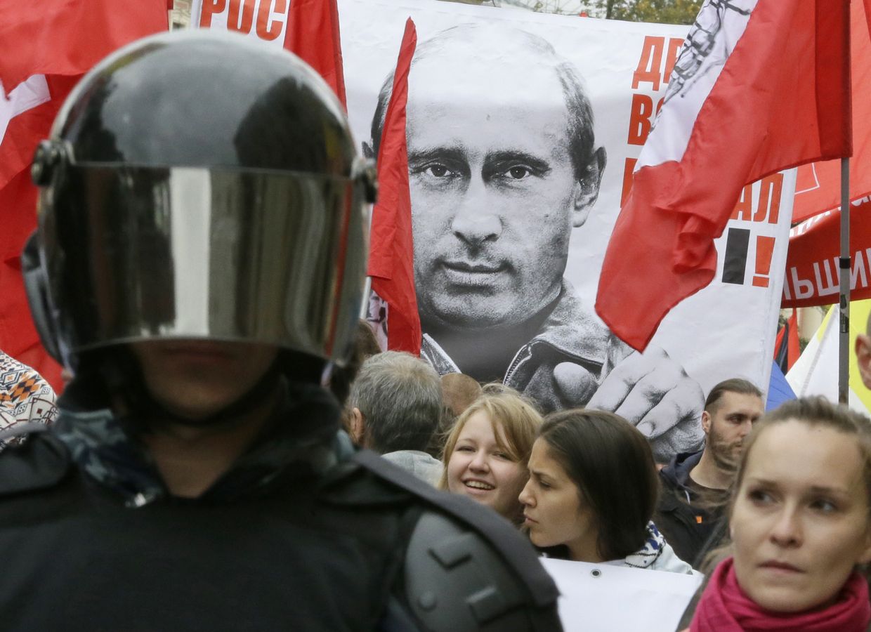 Плакат с Владимиром Путиным на акции протеста в Санкт-Петербурге, 15 сентября 2012 года
