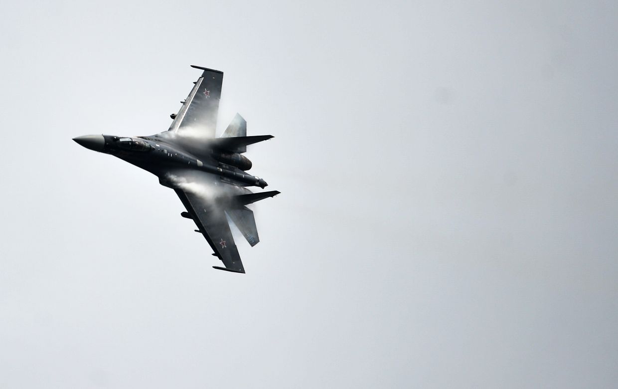Самолет Су-35 во время показательных выступлений на всероссийском этапе международного конкурса Авиадартс-2015 в Воронеже.