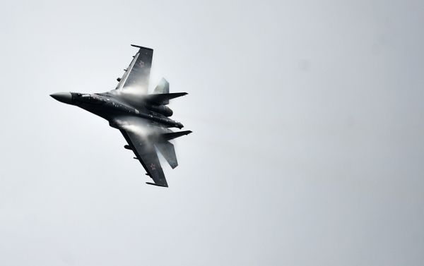 Самолет Су-35 во время показательных выступлений на всероссийском этапе международного конкурса Авиадартс-2015 в Воронеже.