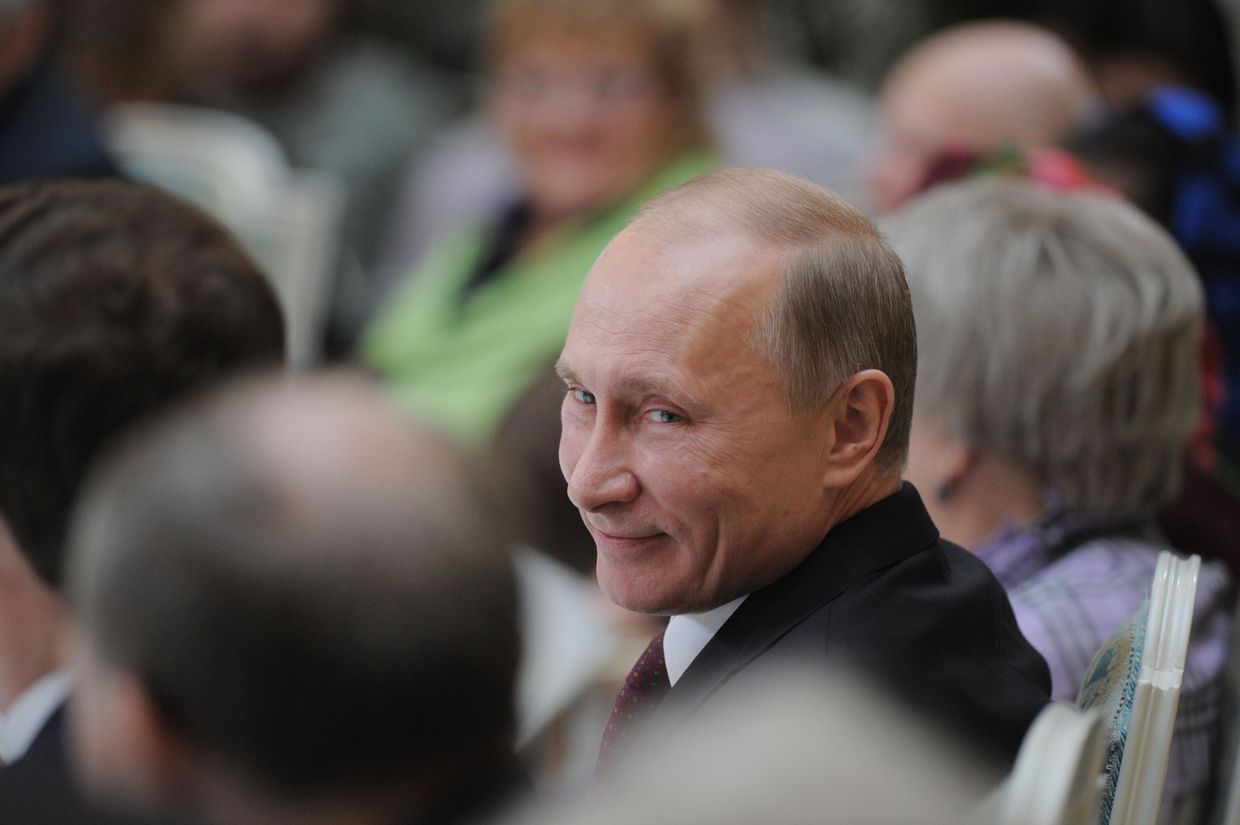 Председатель правительства РФ Владимир Путин на встрече с пенсионерами и ветеранами в Большом Кремлевском дворце